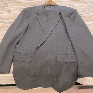 Men’s charcoal pinstripe suit, 50L